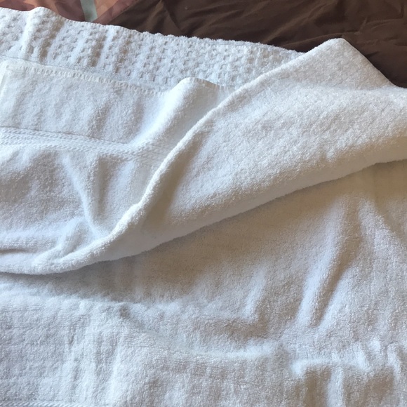 EUC 2 bath towels and 2 wash cloths on a honey comb design bright white - Picture 3 of 4